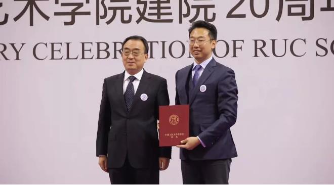 為武志先生頒發校董證書